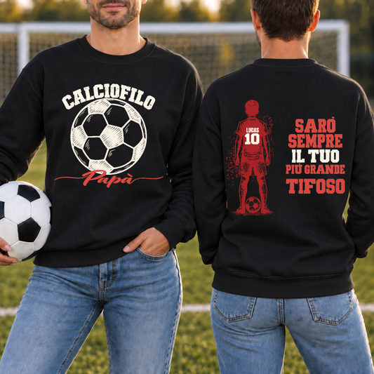 Felpa per il papà di un calciatore, con nome e numero personalizzati #9902 [PC-MOCKUP:cmuz81nnh0001qs0t24y2mdwz:8457792069f7b30fcfe98526:8457792069f7b30fcfe98526febc37922d410165751ec1a308aa51752dd18d65]