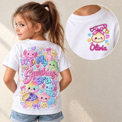 Maglietta per bambini - In My Squishies Era con nome - con giocattolo da schiacciare - Personalizzata #98212 [PC-GALLERY:cmv14dp4l0001p7f2ltaid247:0001374b-faf2-483e-9228-500516088582:cd9294f9536688709225666c91b5ab4b16b6df519e92db71b59cfb2dcaad19ef]